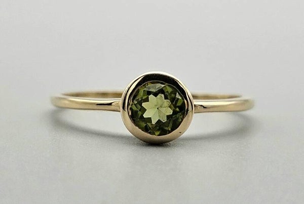 Vintage solitair ring met edelsteen peridot. 2024/V35.