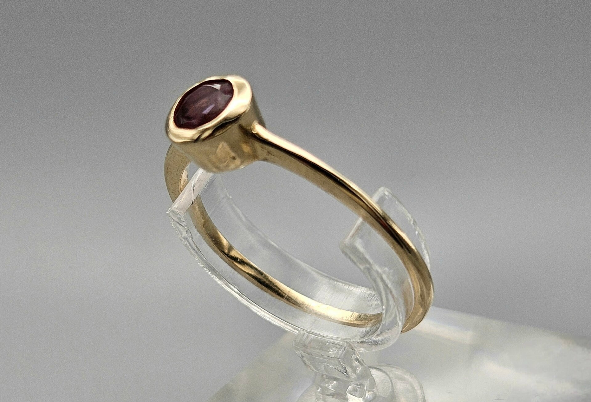 Vintage solitair ring met edelsteen saffier. 2024/V76.