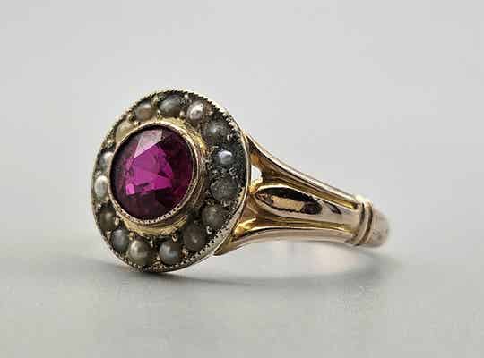 Vintage ring met edelstenen robijn en parels. 2024/495.