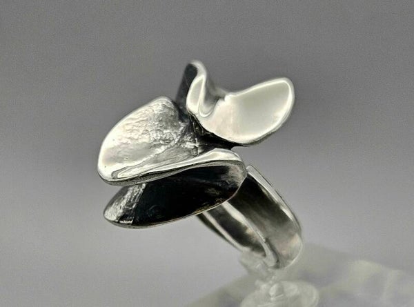Modernistische zilveren robuuste bloem ring. 2024/Z147.