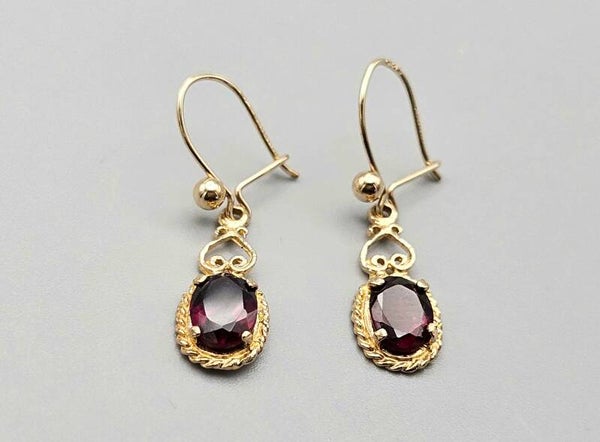 Vintage oorbellen met edelsteen granaat. 2024/548.