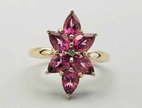 Vintage ring met edelsteen saffier en diamant. 2024/553.