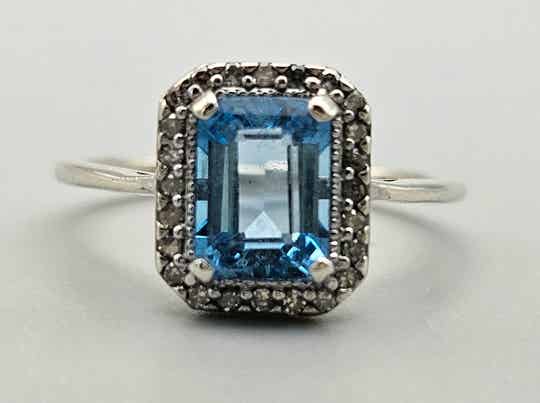 Vintage ring met edelsteen topaas en diamant. 2024/606.
