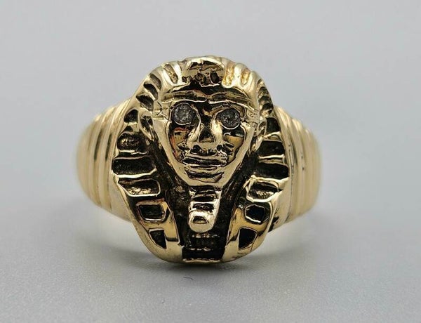 Gouden heren zegelring met sphinex toetanchamon met diamant. 2024/598.