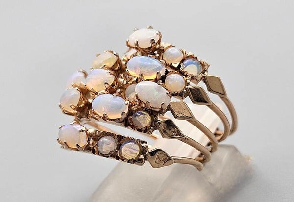 Vintage ring met edelstenen opaal. 2024/640
