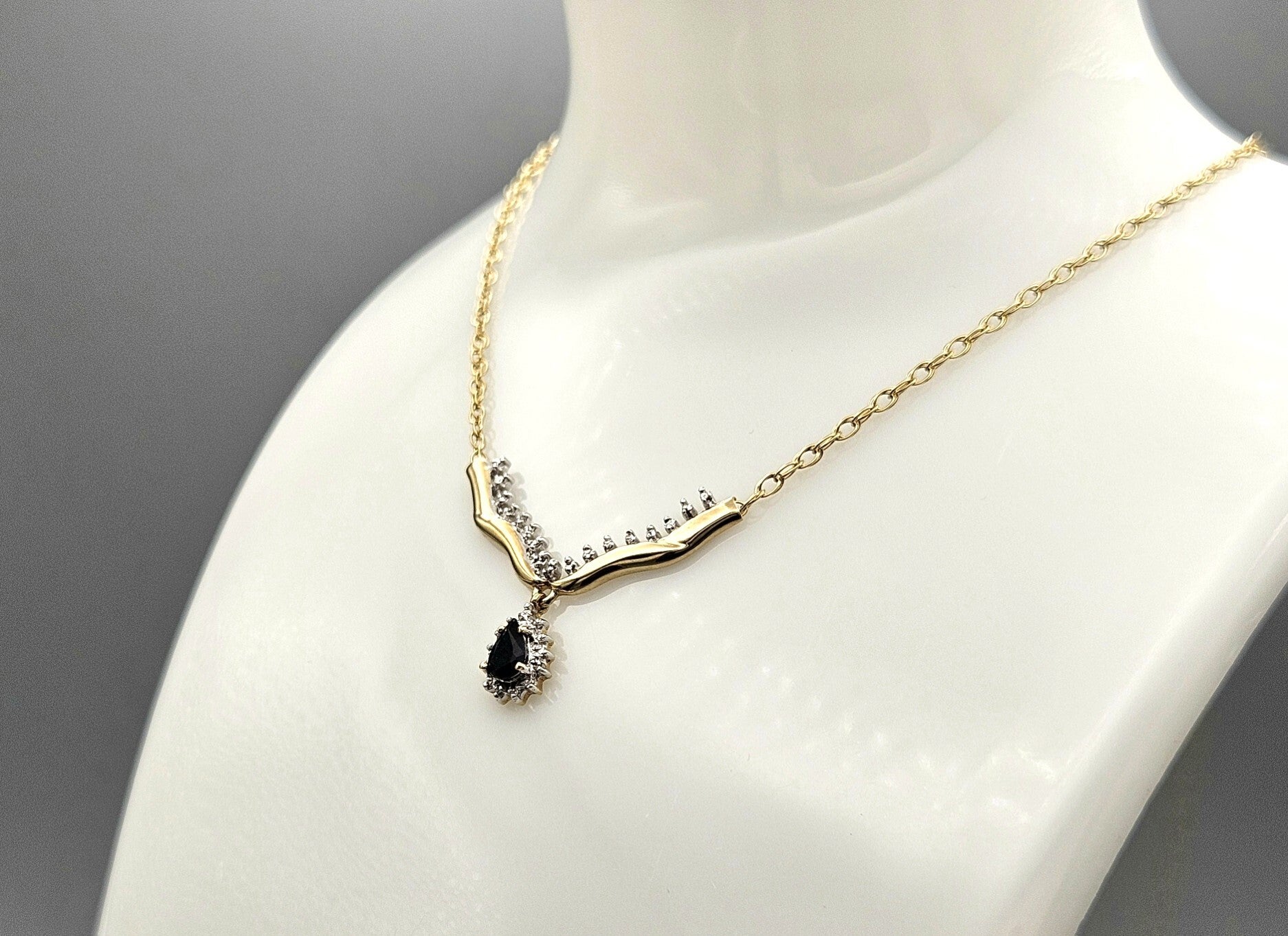 Vintage ketting met hanger met saffier en diamant. 2024/633.