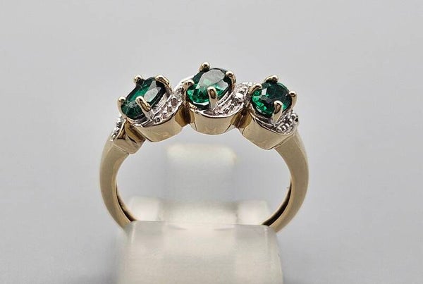 Vintage ring met edelsteen smaragd en diamant. 2025/26.