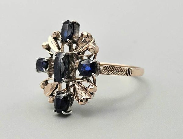 Gouden antieke ring met edelsteen saffier. 2025/60.