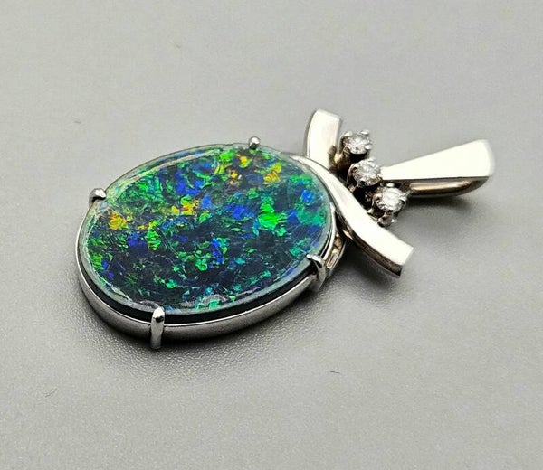 Wit gouden vintage hanger met opaal en diamanten. 2025/78.