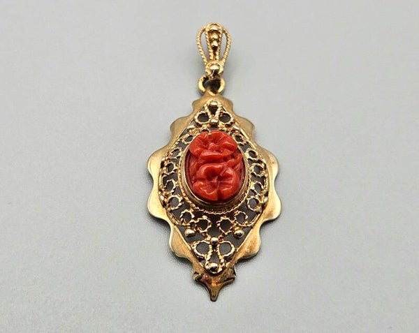 Gouden antieke bloedkoraal flower hanger. 2025/103.