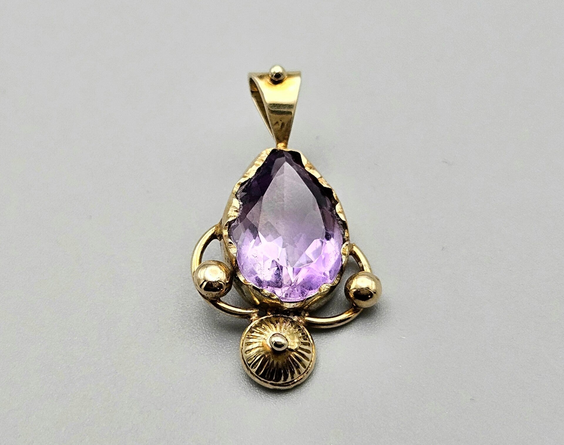 Gouden antieke hanger met amethist. 2025/112.