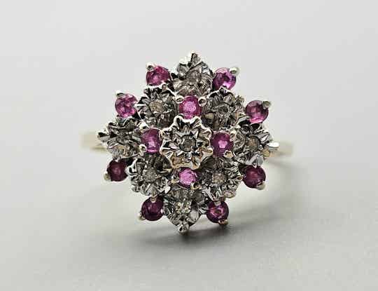 Vintage bi-color ring met edelsteen robijn en diamant. 2025/105