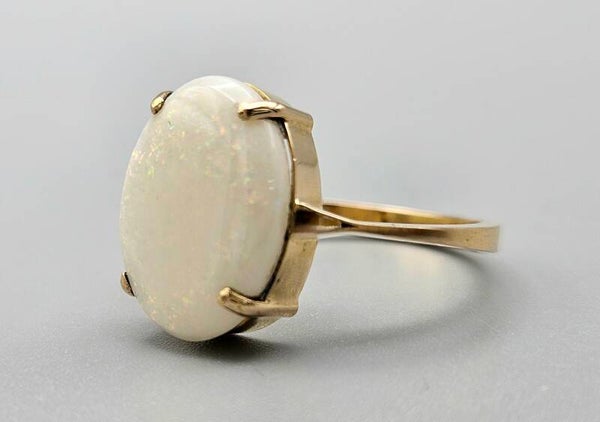 Vintage ring met edelsteen melk opaal. 2025/122.