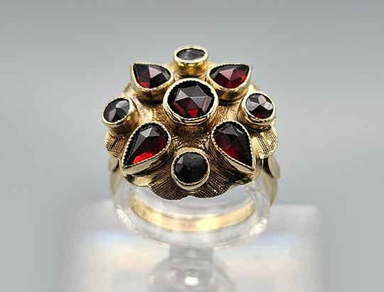 Vintage bloem ring met edelstenen granaat. 2025/130.