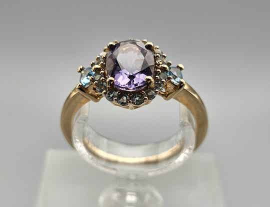 Vintage ring met edelsteen amethist, aquamarijn en topaas. 2025/155.