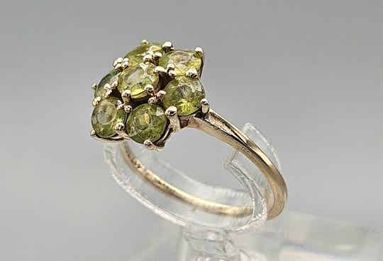 Vintage ring met edelstenen peridot. 2025/189.