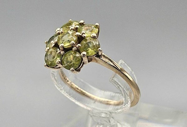 Vintage ring met edelstenen peridot. 2025/189.