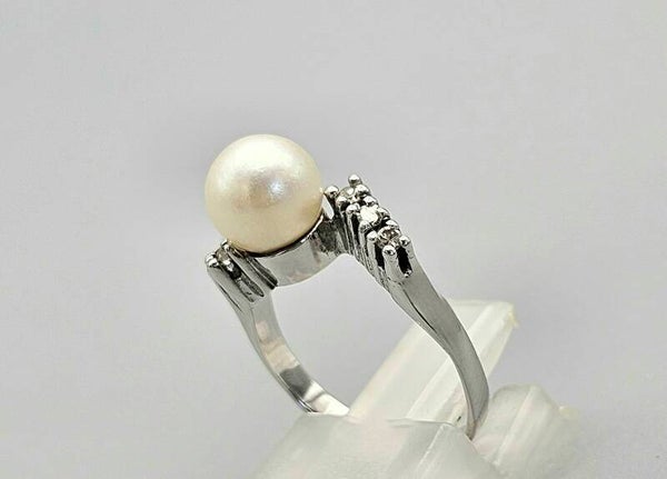 Vintage ring met parel en diamant. 2025/186.