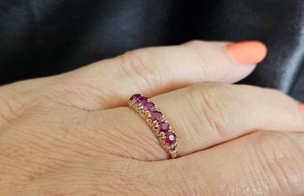 Vintage aanschuifring met edelstenen robijn.  2025/211.