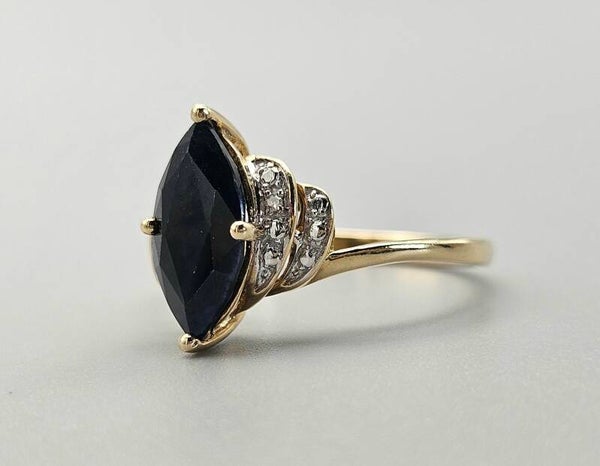 Vintage bi-color ring met edelsteen saffier en diamant. 2025/277.