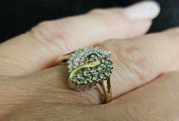 Vintage bi-color ring met diamanten en groene diamanten Ca: 0.33 ct. 2025/283.