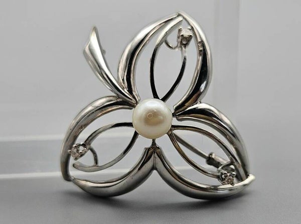 Wit gouden vintage broche met parel en diamant: 2025/298.