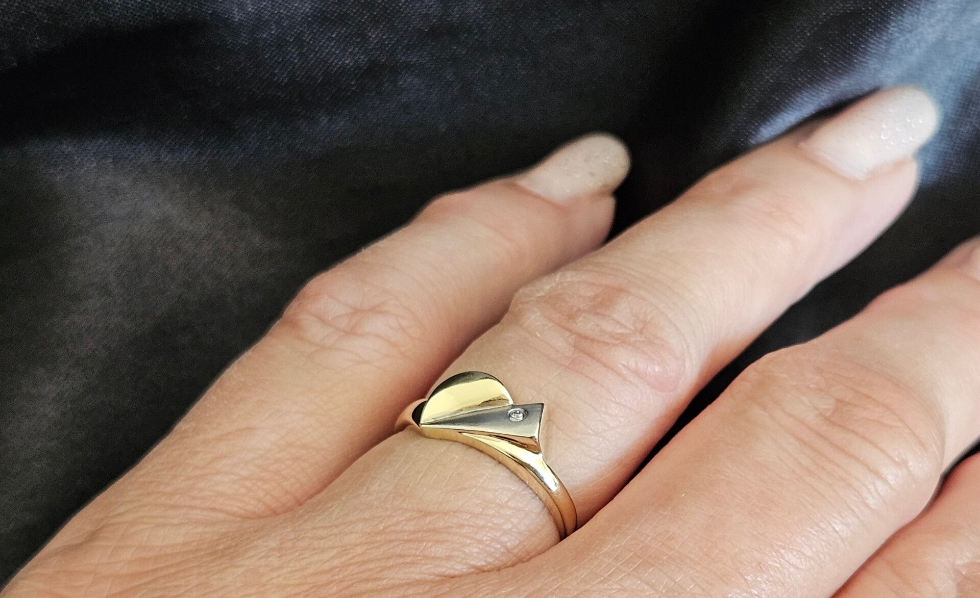 Vintage bi-color aanschuifring met diamant. Ca: 0.01 ct. 2025/320