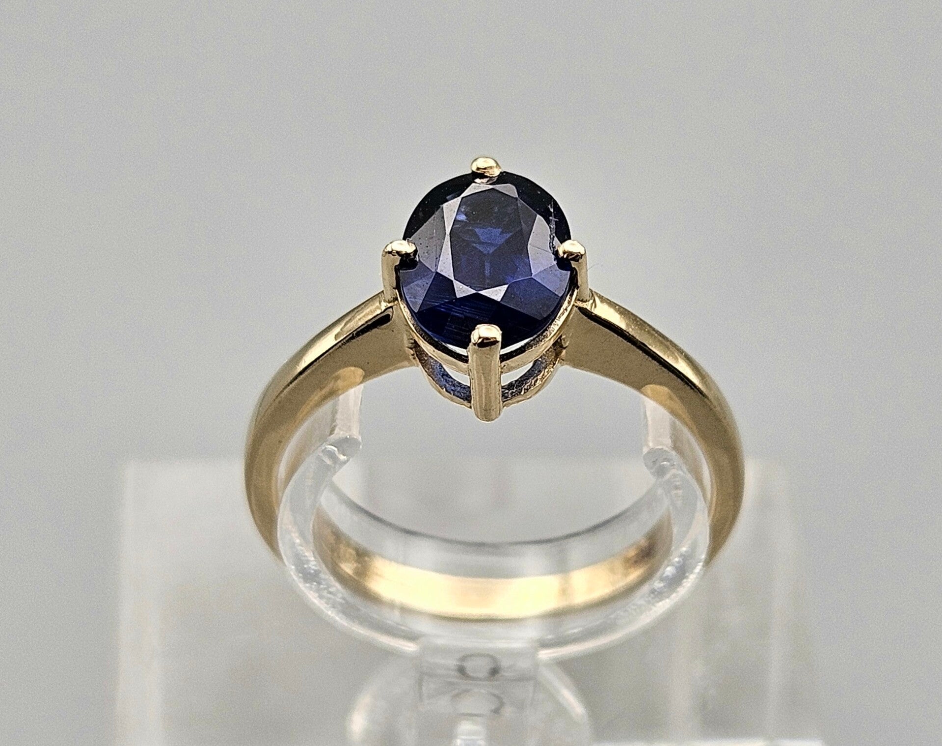 Vintage ring met edelsteen saffier. 2025/308.
