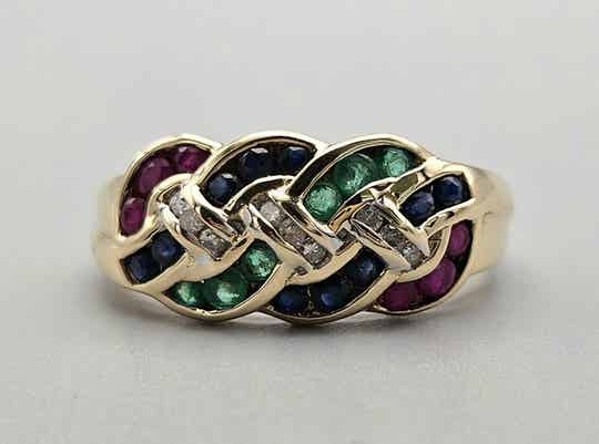 Vintage ring met edelstenen, smaragd, robijn en saffier en diamant. 2025/299.