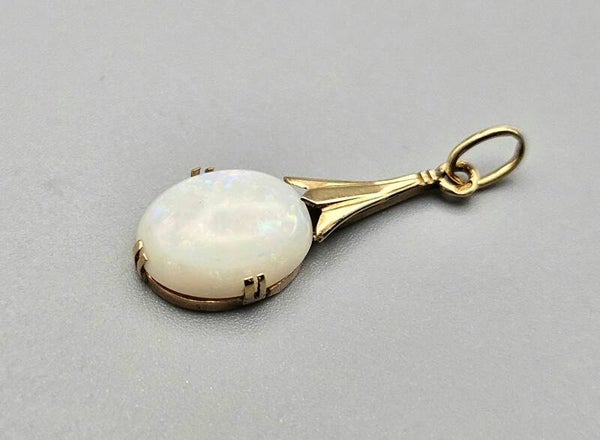 Gouden vintage hanger met melk opaal. 2025/403