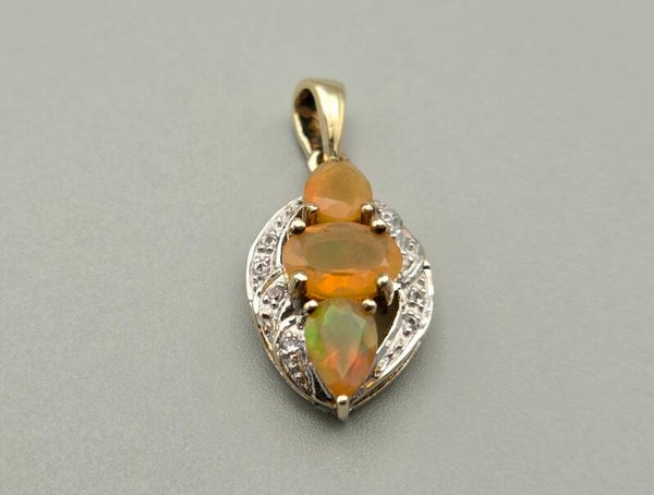 Vintage hanger met welo opaal en diamanten. 2025/431.