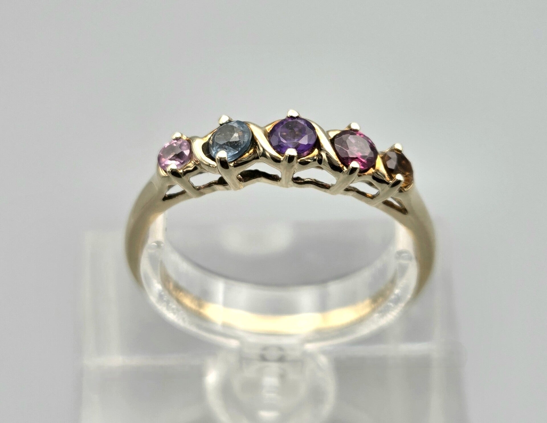 Vintage ring met edelstenen saffier,topaas,amethist,granaat en citrien. 2025/445.