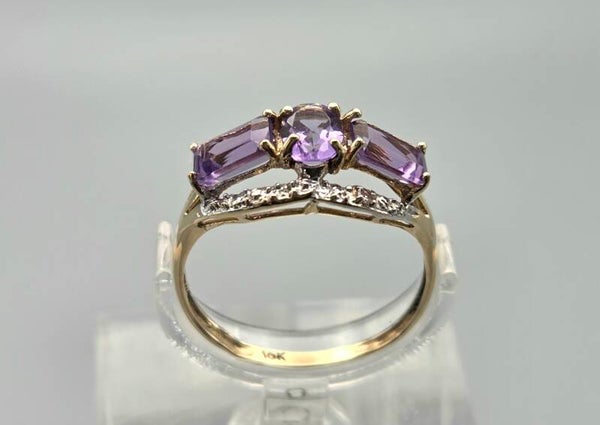 Vintage ring met edelsteen amethist en diamant. 2025/492.