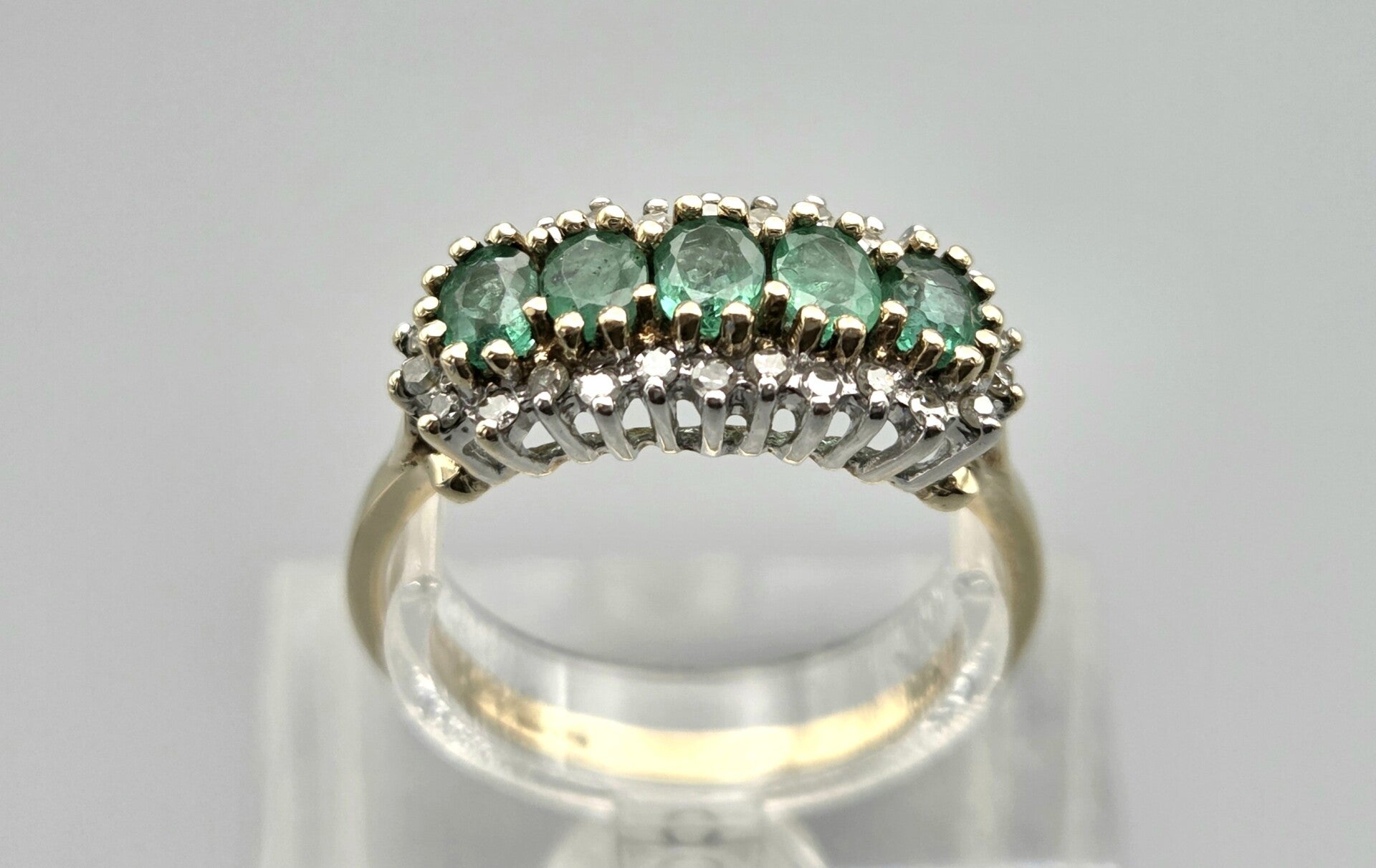 Vintage bi-color ring met edelsteen smaragd en diamant. 2025/484.