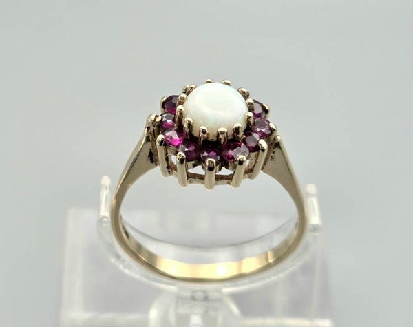 Vintage ring met edelsteen opaal en robijn. 2025/507.