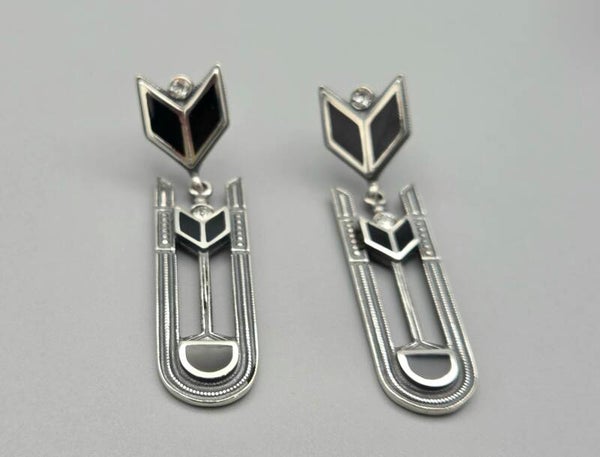 Zilveren Art Deco /Art Nouveau oorbellen met Onyx en Swarovski. 2025/535.