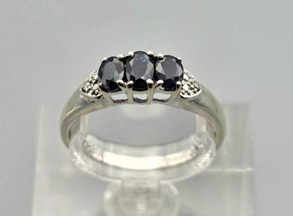 Vintage ring met edelsteen saffier en diamant. 2025/534.
