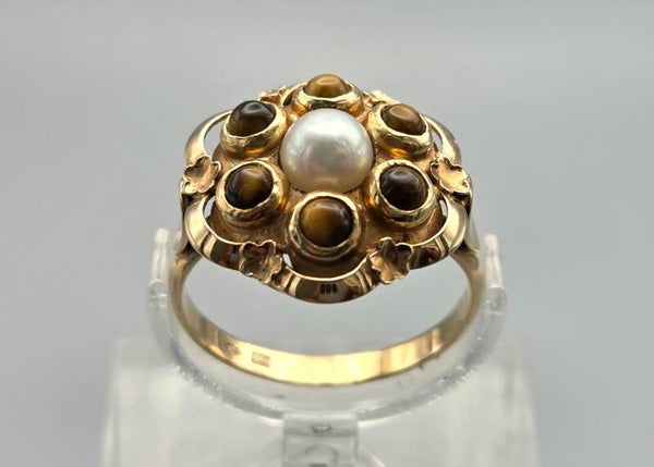Gouden antieke ring met edelsteen tijgeroog en parel. 2025/524.