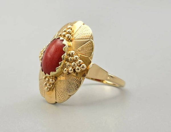 Gouden antieke ring met  bloedkoraal. 2025/544.