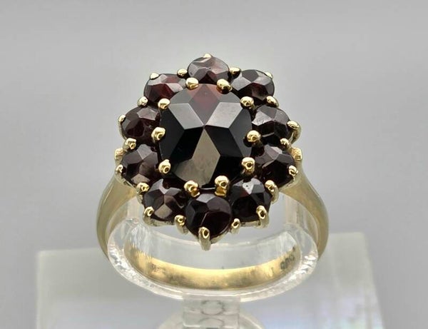 Vintage ring met edelsteen granaat. 2025/598.
