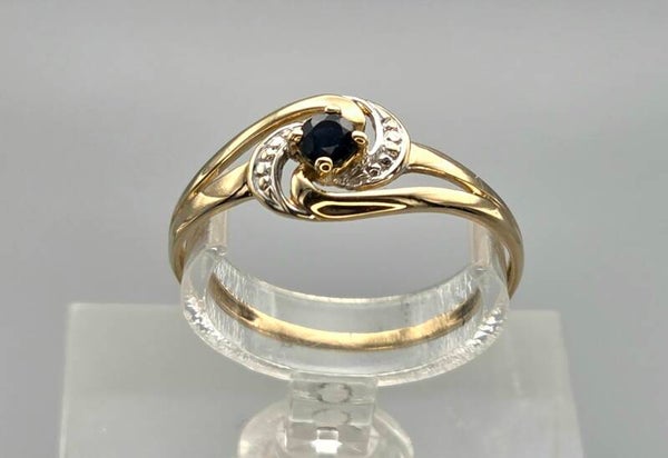 Vintage bi-color ring met edelsteen saffier. 2025/605.