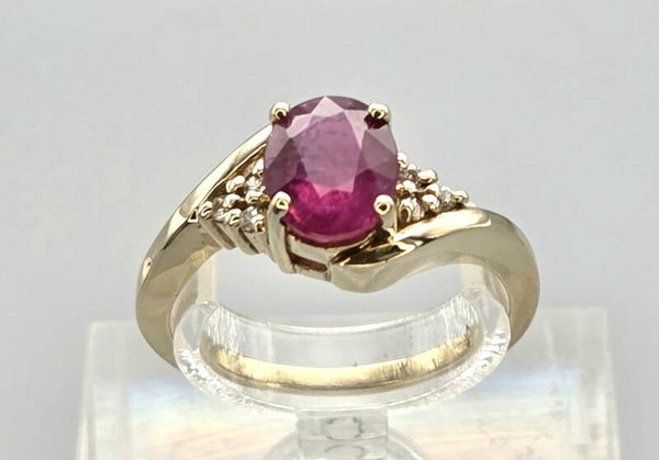 Vintage ring met edelsteen robijn en diamant. 2025/614.