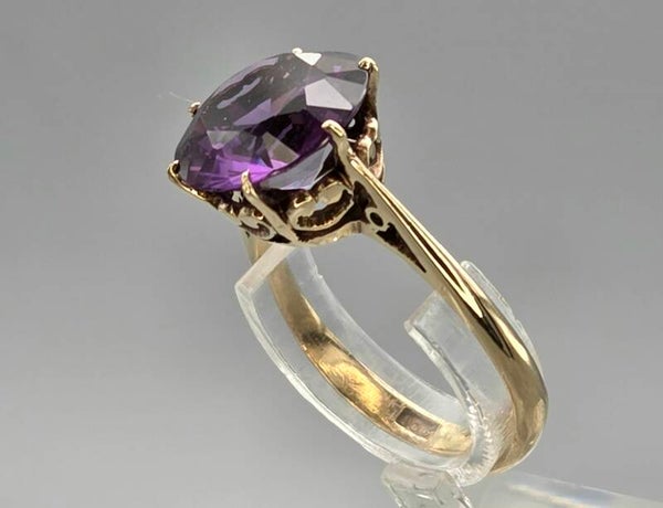 Vintage design ring met edelsteen paarse saffier. 2025/638.