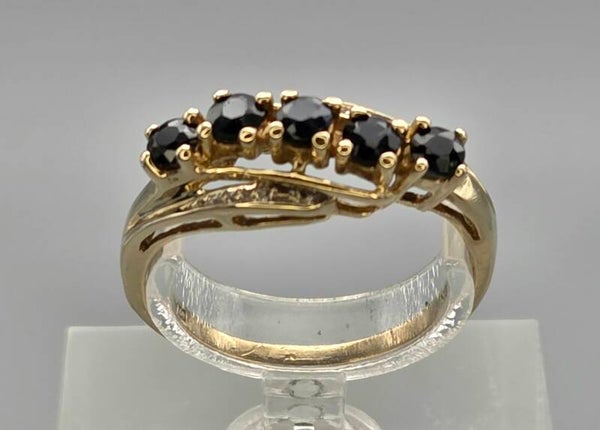 Vintage ring met edelsteen saffier en diamant. 2025/637.