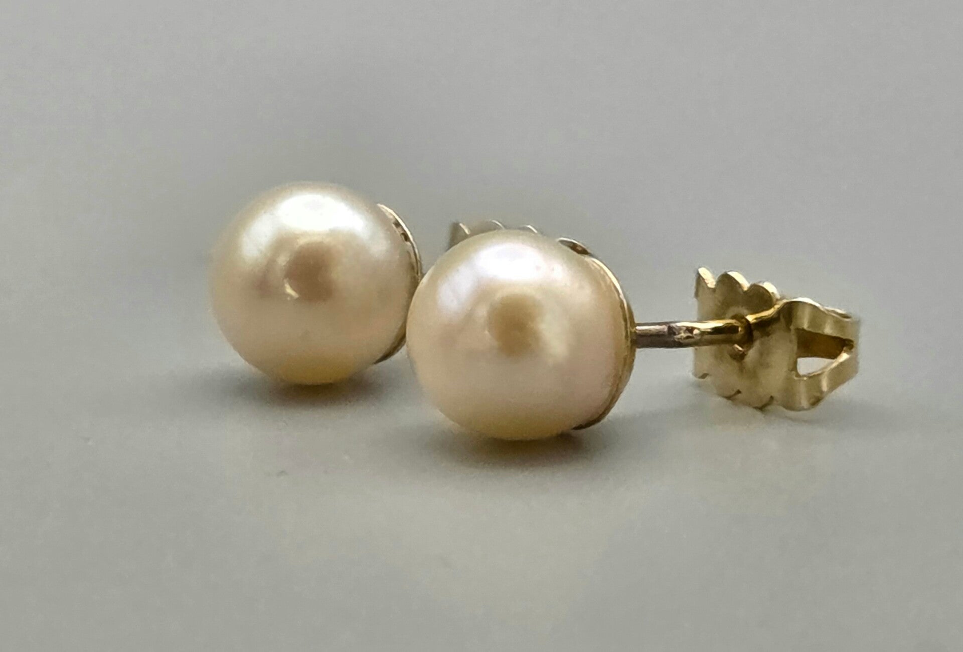 Vintage gouden parel oorknopjes. 2025/627