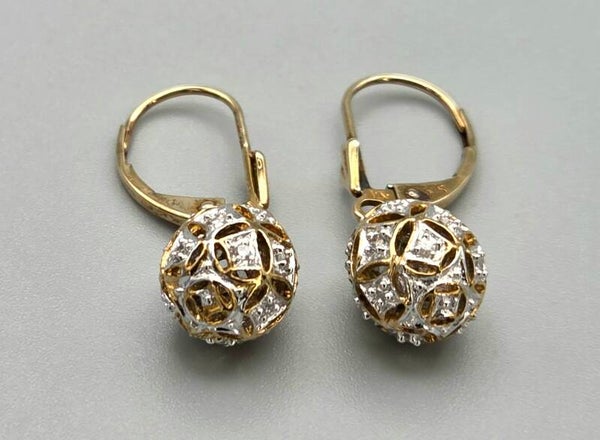 Vintage design oorbellen met diamant. 2025/619.