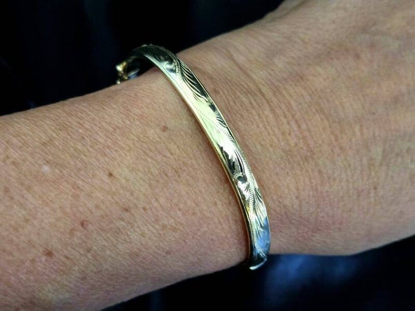 Gouden bewerkte slavenarmband met veiligheid sluiting. 2025/623.