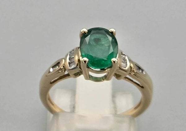 Vintage ring met edelsteen smaragd en diamant. 2025/652