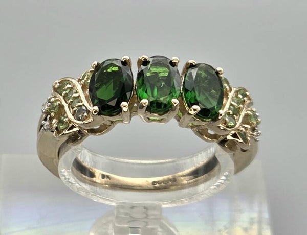 Vintage ring met edelsteen smaragd, peridot en diamant. 2025/640.