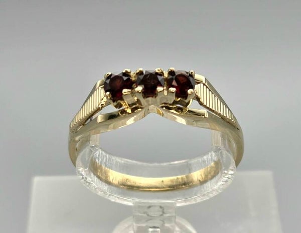 Vintage ring met edelsteen granaat. 2025/650.